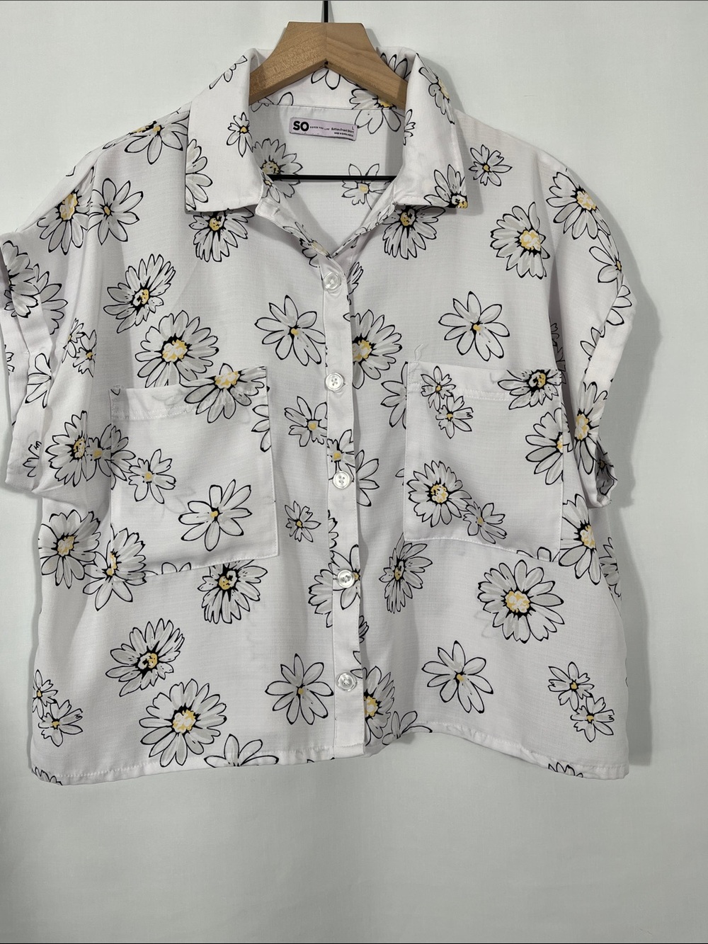 SO White Floral Daisy Button-Front Short Sleeve Shirt
